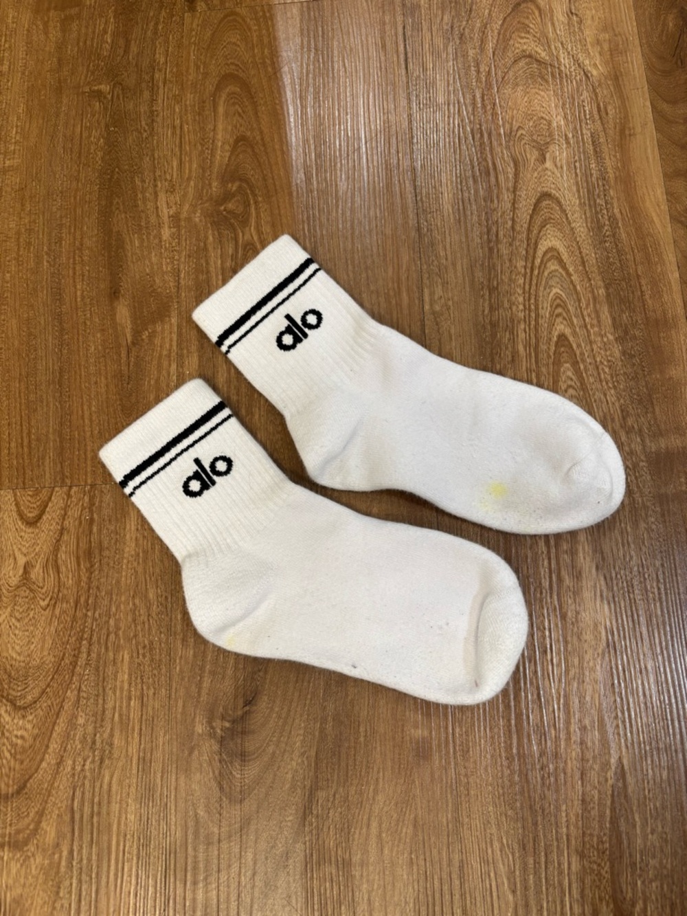 Alo Yoga Crew Socks White Black Stripe Logo Athletic Unisex OS *small flaw